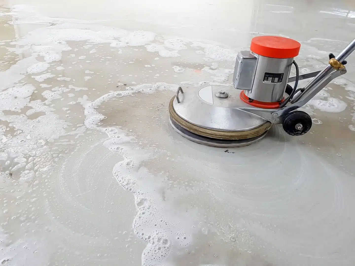Schrobmachine voor vloerreiniging op gladde vloer