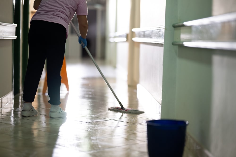 vloerreiniging ziekenhuis gang schoonmaak