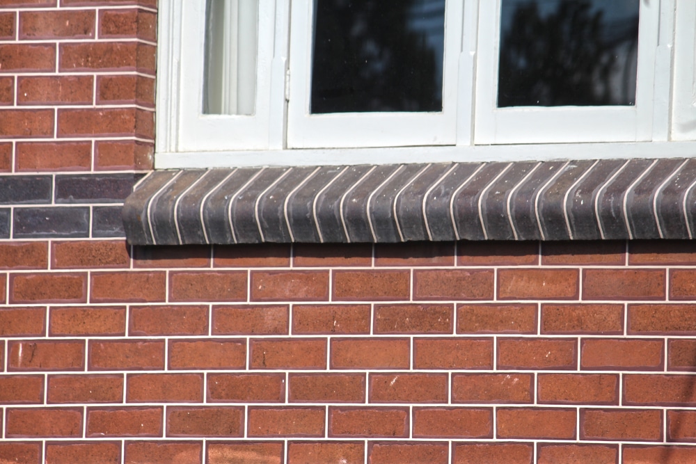 Voegwerk rond raam in bakstenen gevel