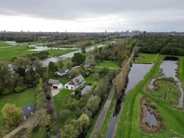 Werkplekroute met doorgang naar sanitair.
