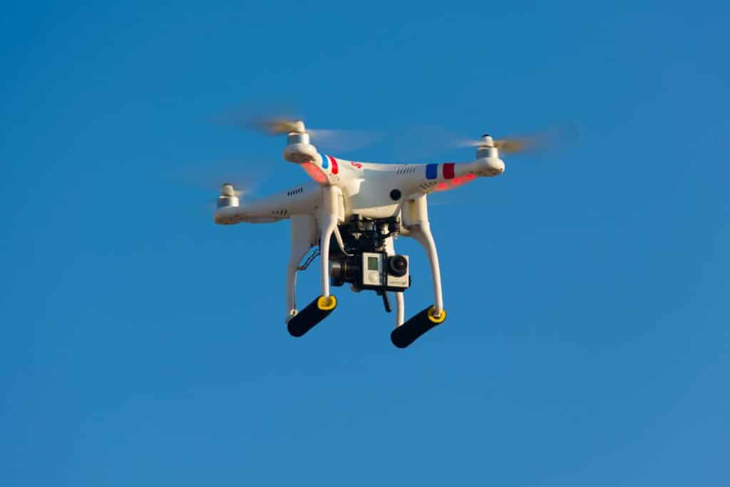 Drone gevelreiniging bij moeilijk bereikbare gevelranden