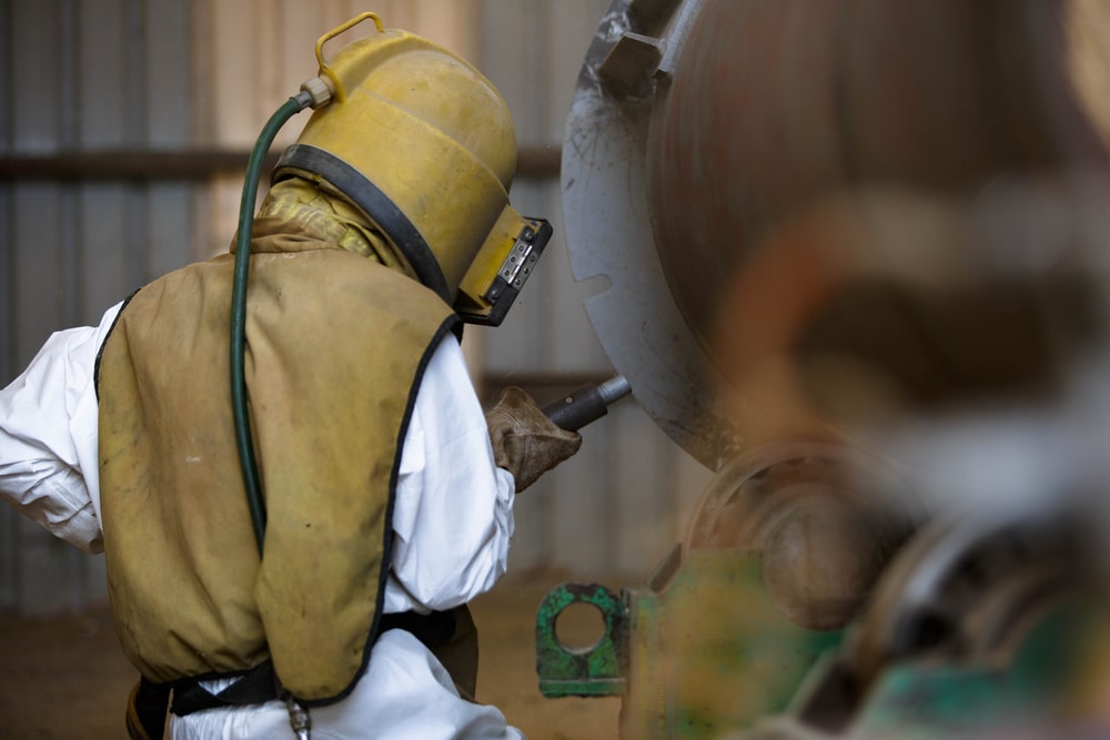 Straalwerk met beschermende kleding